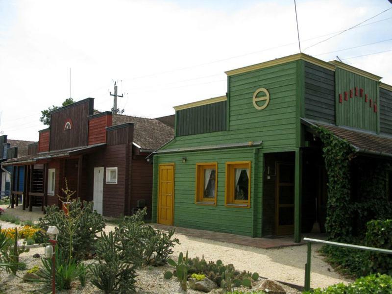 Convoy Panzió Acomodação com café da manhã Szajol Exterior foto